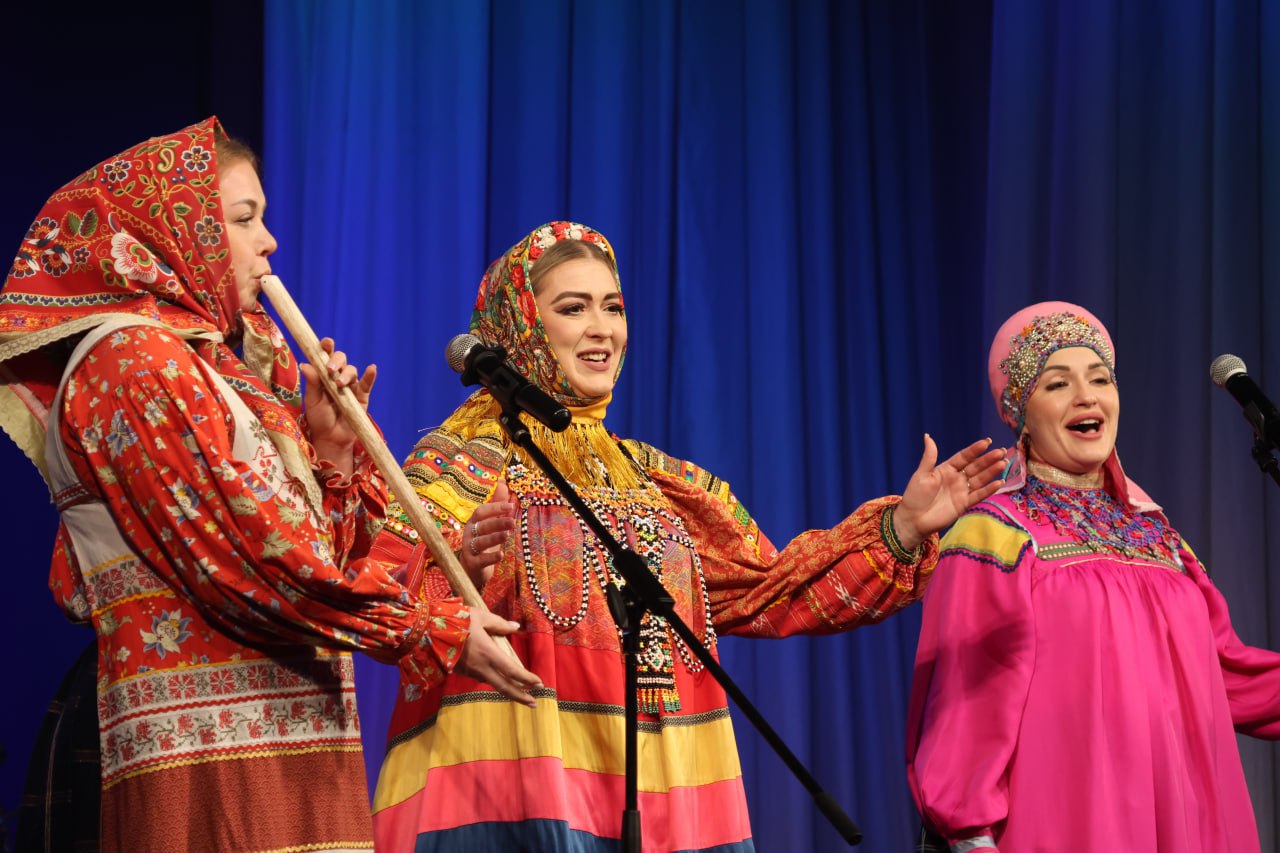 Сегодня в Луганском академическом русском драматическом театре им. П. Луспекаева состоялось масштабное праздничное мероприятие #МыВместе, посвященное Дню народного единства Сегодня в Луганском академическом русском драматическом театре им. П. Луспекаева состоялось масштабное праздничное мероприятие #МыВместе, посвященное Дню народного единства