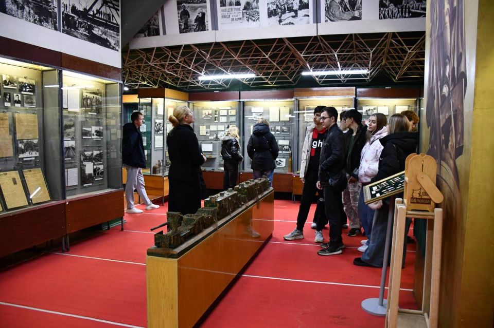 Константин Бутримов: ШКОЛЬНИКИ И СТУДЕНТЫ ЛНР ОТКРЫВАЮТ ГЕРОИЧЕСКОЕ ПРОШЛОЕ НА ЭКСКУРСИЯХ В НАРОДНОМ МУЗЕЕ ООО «ЛУГАМАШ»