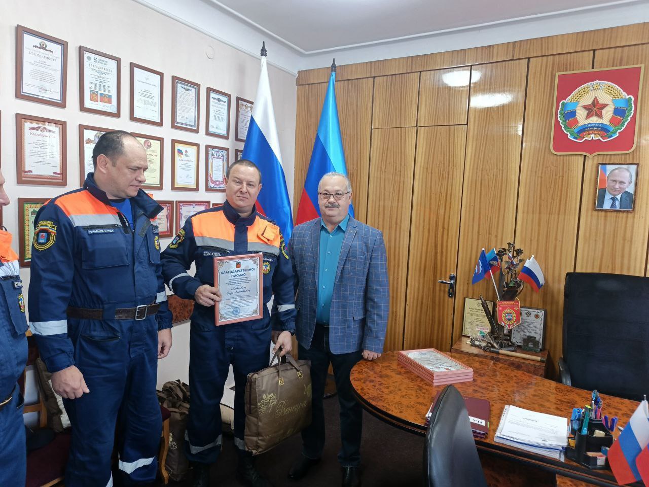 Сергей Саенко: В День народного единства встретился с нашими помощниками, представителями спасательно поисковой службы по Ростовской области — истинными патриотами, которые не остались в стороне от сложной ситуации в  округе Сергей Саенко: В День народного единства встретился с нашими помощниками, представителями спасательно поисковой службы по Ростовской области — истинными патриотами, которые не остались в стороне от сложной ситуации в  округе