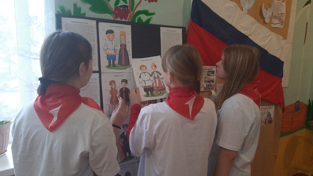 В преддверии Дня народного единства Первые ГБОУ ЛНР "Рубежанская ОШ № 3", совместно с представителями волонтерского отряда школы "ZOV-сердца", при содействии педагога-организатора и советника директора по воспитанию приняли...
