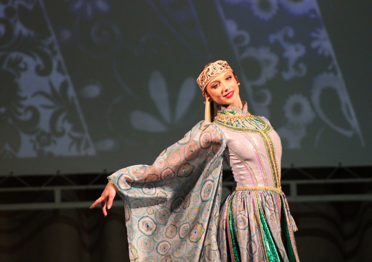 В Краснодонском городском Дворце культуры имени «Молодой гвардии» состоялся замечательный концерт, посвященный Дню народного единства, который собрал множество зрителей и стал настоящим праздником для всех В Краснодонском городском Дворце культуры имени «Молодой гвардии» состоялся замечательный концерт, посвященный Дню народного единства, который собрал множество зрителей и стал настоящим праздником для всех