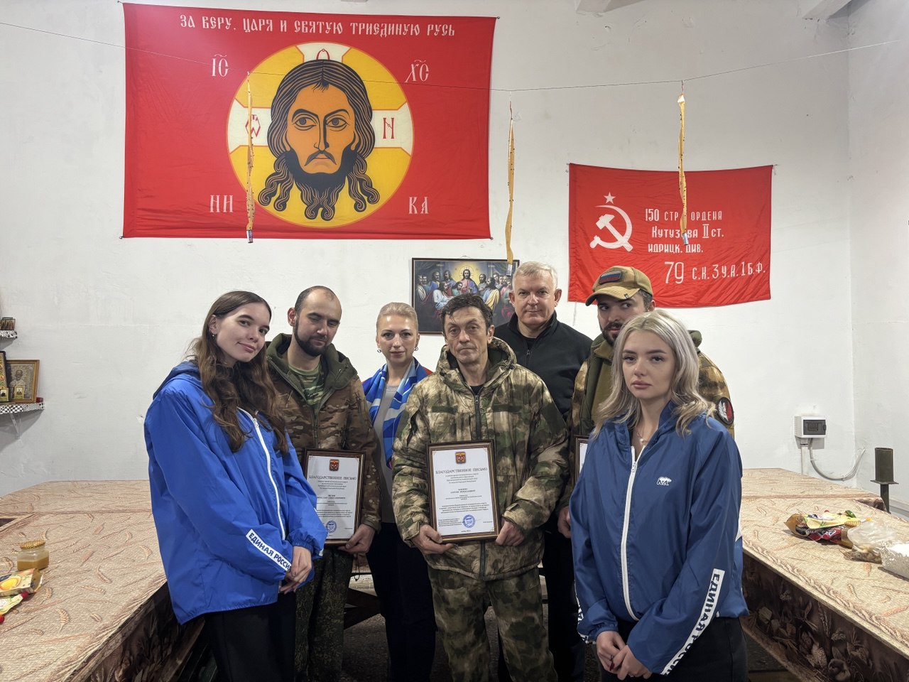 Краснодонские единороссы передали свежую выпечку военнослужащим ко Дню народного единства Краснодонские единороссы передали свежую выпечку военнослужащим ко Дню народного единства