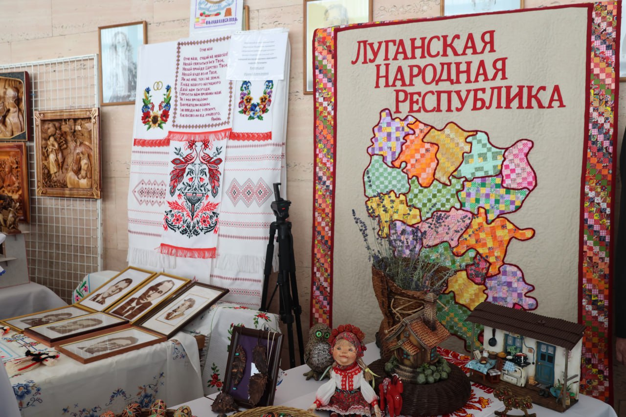 Сегодня в Луганском академическом русском драматическом театре им. П. Луспекаева состоялось масштабное праздничное мероприятие #МыВместе, посвященное Дню народного единства Сегодня в Луганском академическом русском драматическом театре им. П. Луспекаева состоялось масштабное праздничное мероприятие #МыВместе, посвященное Дню народного единства