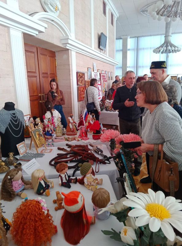 #Мывместе в Луганске. Сегодня представители Центра культуры и досуга г. Ровеньки были пригашены на праздничную программу #Мывместе в честь Дня народного единства в Луганский центр народного творчества #Мывместе в Луганске. Сегодня представители Центра культуры и досуга г. Ровеньки были пригашены на праздничную программу #Мывместе в честь Дня народного единства в Луганский центр народного творчества