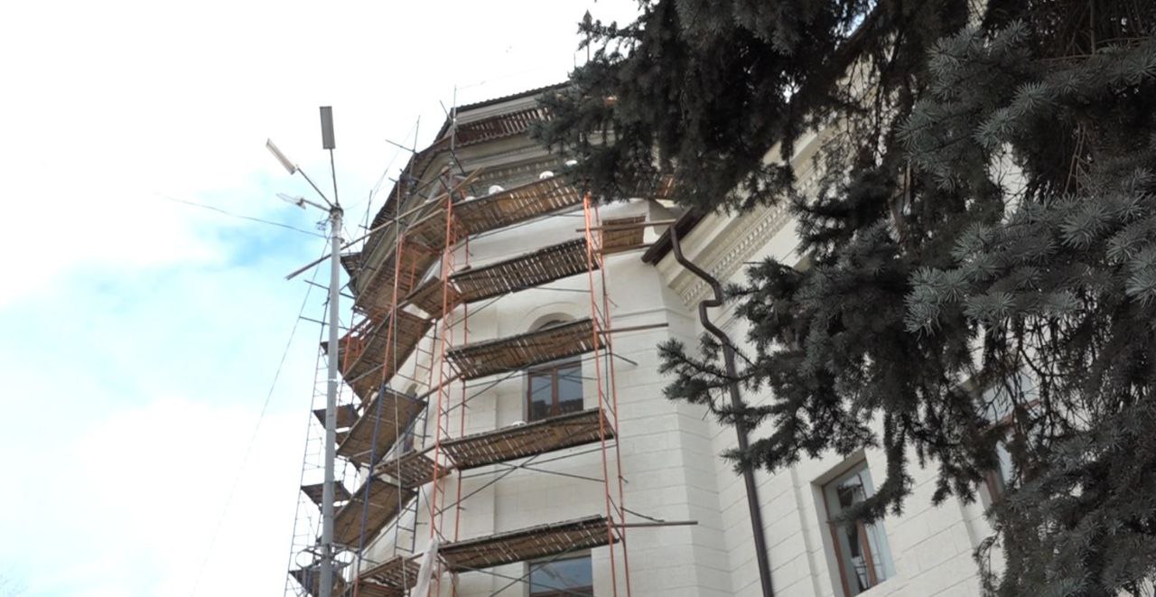 На фасаде ДК имени «Молодой Гвардии» на 98% завершена покраска На фасаде ДК имени «Молодой Гвардии» на 98% завершена покраска