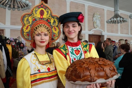 Сегодня в Луганском академическом русском драматическом театре им. П. Луспекаева состоялось масштабное праздничное мероприятие #МыВместе, посвященное Дню народного единства