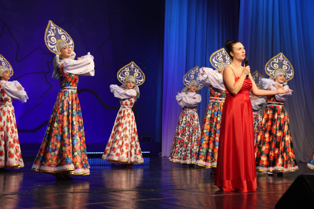 Сегодня в Луганском академическом русском драматическом театре им. П. Луспекаева состоялось масштабное праздничное мероприятие #МыВместе, посвященное Дню народного единства Сегодня в Луганском академическом русском драматическом театре им. П. Луспекаева состоялось масштабное праздничное мероприятие #МыВместе, посвященное Дню народного единства