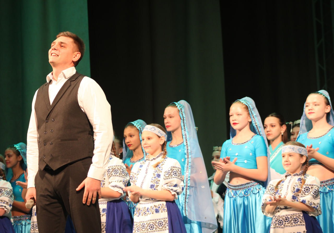 В Краснодонском городском Дворце культуры имени «Молодой гвардии» состоялся замечательный концерт, посвященный Дню народного единства, который собрал множество зрителей и стал настоящим праздником для всех