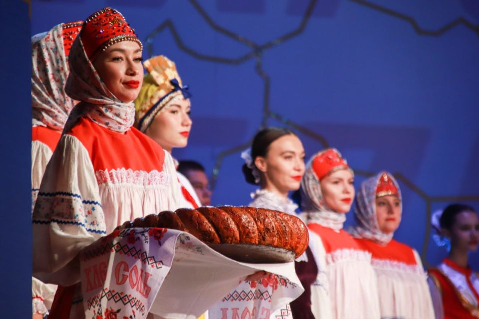 #МыВместе. Яркие национальные костюмы, аппетитные ароматы традиционных блюд, изысканное разнообразие изделий народных промыслов, зажигательные танцы и проникновенные песни, и множество встреч, рукопожатий, объятий и улыбок –... #МыВместе. Яркие национальные костюмы, аппетитные ароматы традиционных блюд, изысканное разнообразие изделий народных промыслов, зажигательные танцы и проникновенные песни, и множество встреч, рукопожатий, объятий и улыбок –...