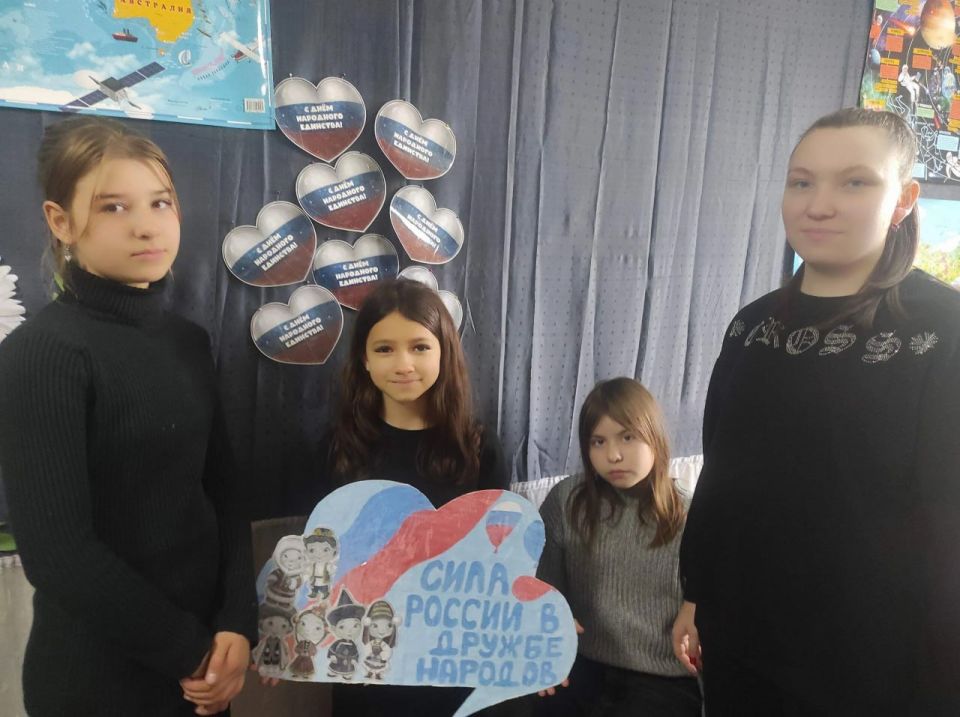 В честь Дня народного единства в населенных пунктах, находящихся в ведении отдела по жизнеобеспечению пгт Новосветловка, с. Белоскелеватое, с. Пархоменко, п. Хрящеватое, прошли ряд мероприятий, направленных на укрепление... В честь Дня народного единства в населенных пунктах, находящихся в ведении отдела по жизнеобеспечению пгт Новосветловка, с. Белоскелеватое, с. Пархоменко, п. Хрящеватое, прошли ряд мероприятий, направленных на укрепление...