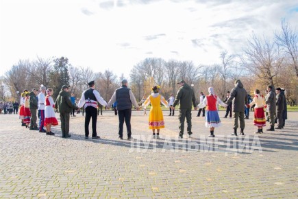 В луганском парке Горького прошли гуляния ко Дню народного единства