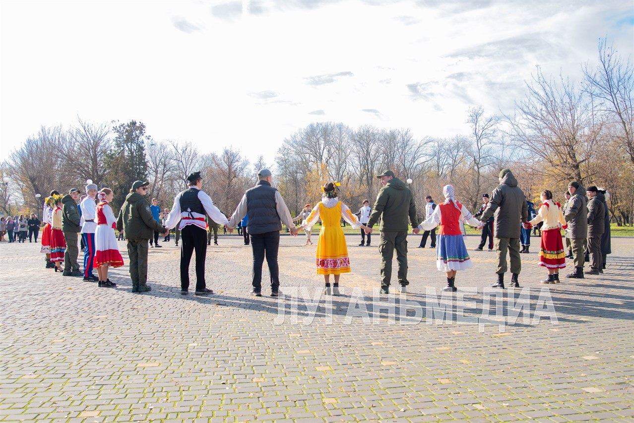 В луганском парке Горького прошли гуляния ко Дню народного единства