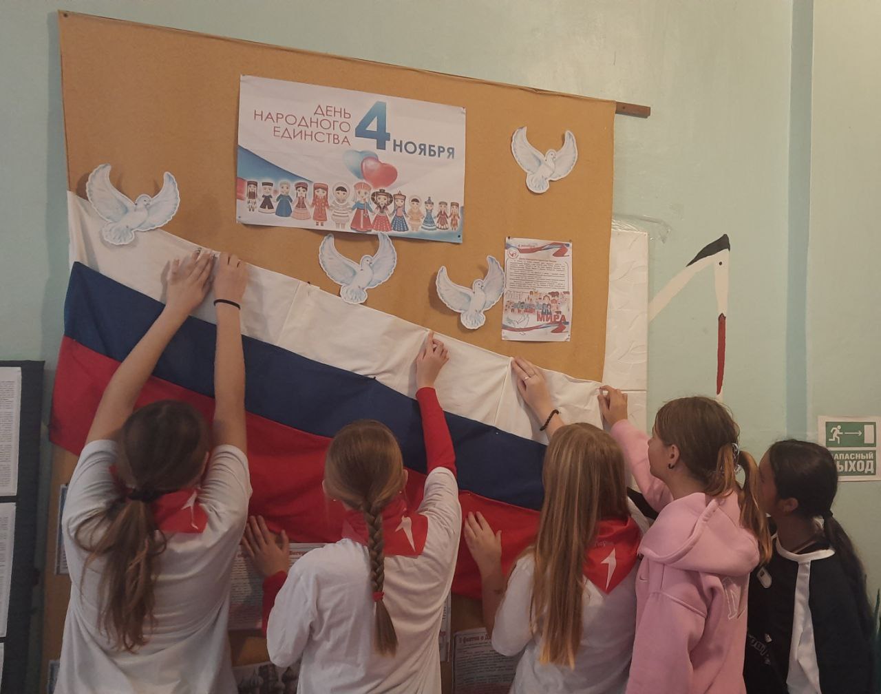 В преддверии Дня народного единства Первые ГБОУ ЛНР "Рубежанская ОШ № 3", совместно с представителями волонтерского отряда школы "ZOV-сердца", при содействии педагога-организатора и советника директора по воспитанию приняли... В преддверии Дня народного единства Первые ГБОУ ЛНР "Рубежанская ОШ № 3", совместно с представителями волонтерского отряда школы "ZOV-сердца", при содействии педагога-организатора и советника директора по воспитанию приняли...