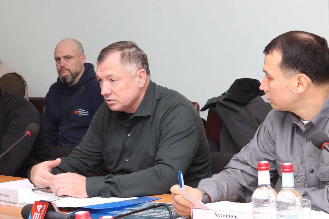 Глава ЛНР Леонид Пасечник и заместитель Председателя Правительства РФ Марат Хуснуллин подписали программу по развитию дорожной сети Республики до 2030 года Глава ЛНР Леонид Пасечник и заместитель Председателя Правительства РФ Марат Хуснуллин подписали программу по развитию дорожной сети Республики до 2030 года