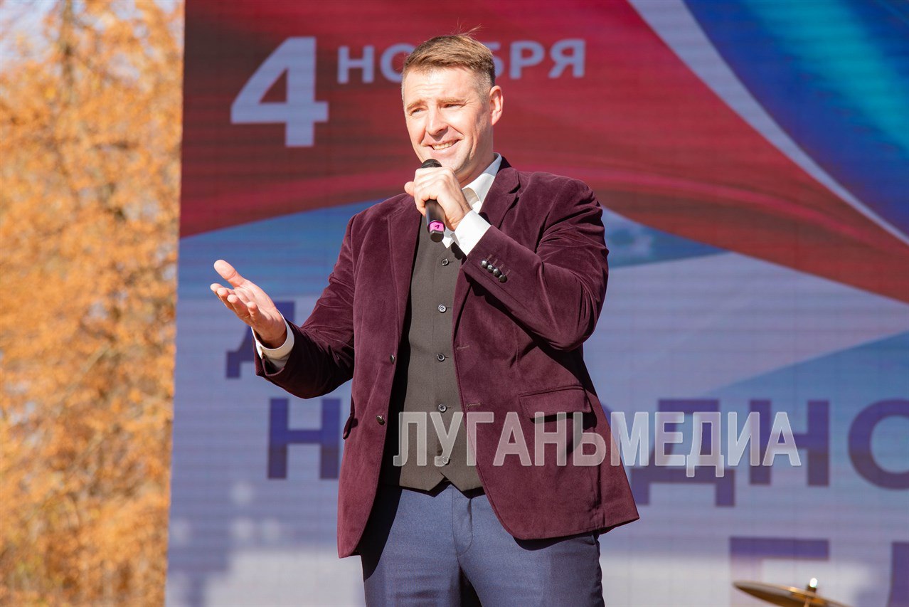 В луганском парке Горького прошли гуляния ко Дню народного единства В луганском парке Горького прошли гуляния ко Дню народного единства