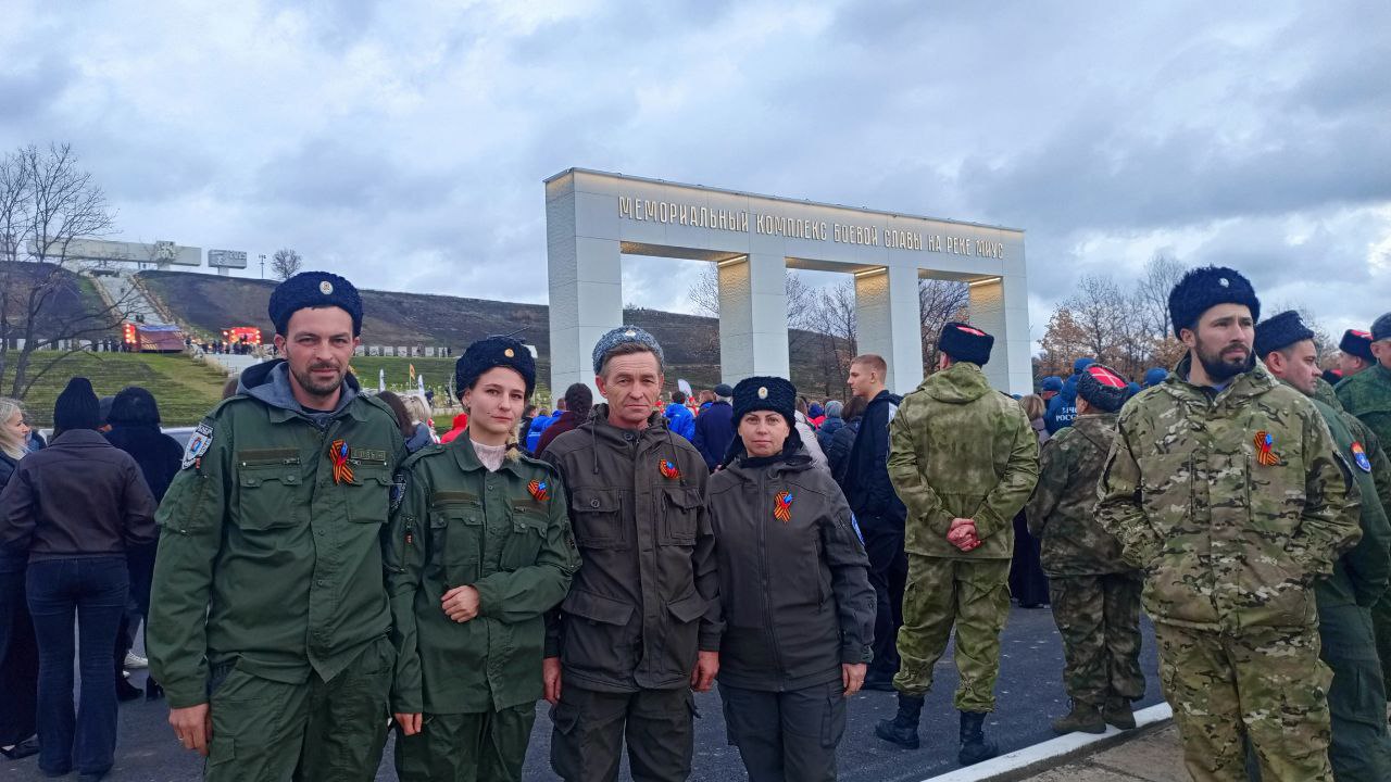 Представители станичного казачьего общества «Станица Стахановская» приняли участие в открытии после реконструкции мемориального комплекса боевой славы на реке Миус у города Красный Луч Представители станичного казачьего общества «Станица Стахановская» приняли участие в открытии после реконструкции мемориального комплекса боевой славы на реке Миус у города Красный Луч