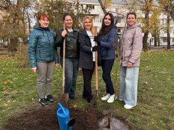 Дарья Лантратова: Вместе с активистками «Женского движения Единой России», ребятами из МГЕР высадили деревья в Северодонецке