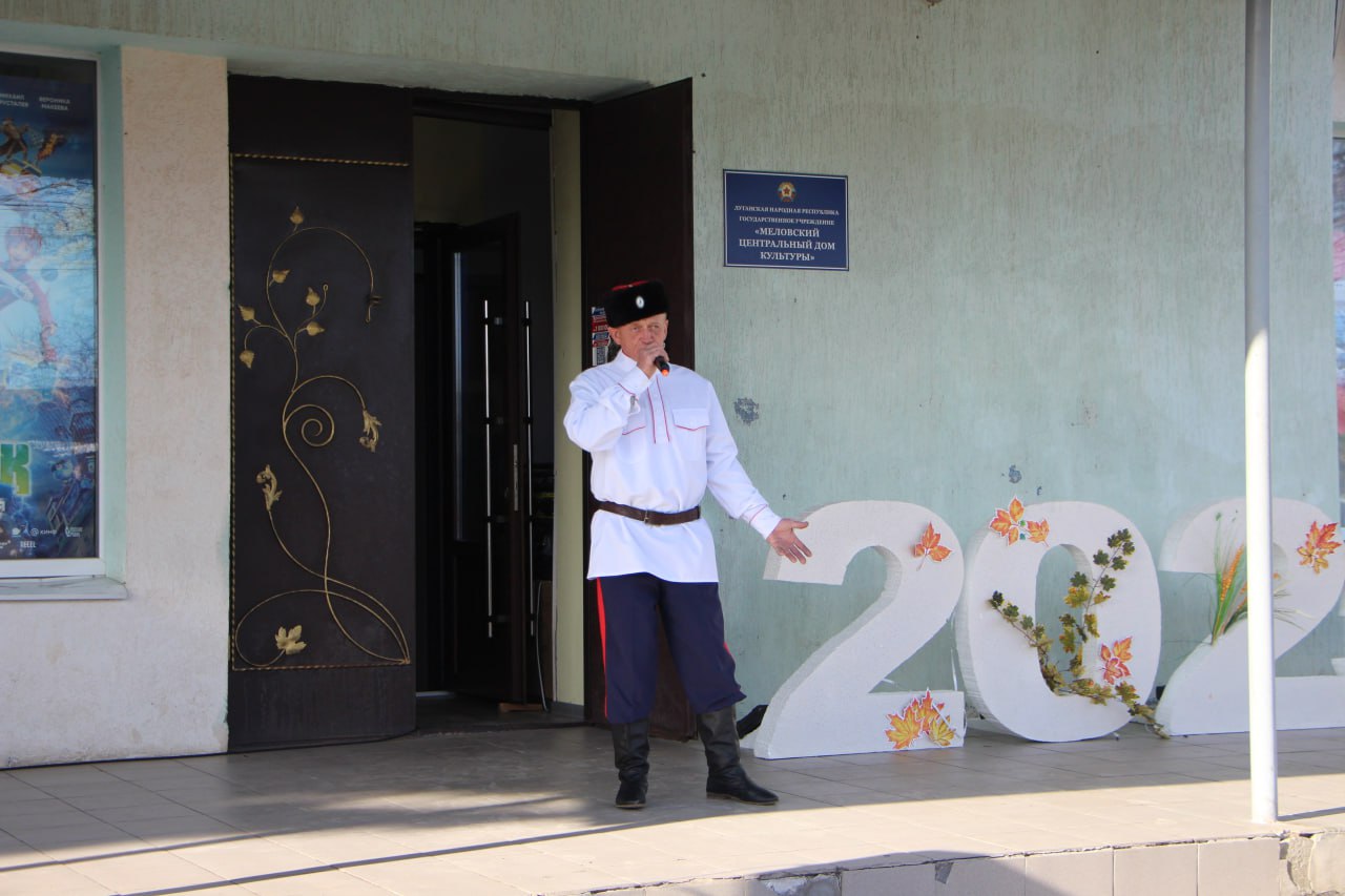 В честь Дня народного единства, у стен Дома культуры состоялся по-настоящему душевный и яркий концерт! Несмотря на осеннюю прохладу, атмосфера была теплой и праздничной, согретой улыбками и талантом наших земляков В честь Дня народного единства, у стен Дома культуры состоялся по-настоящему душевный и яркий концерт! Несмотря на осеннюю прохладу, атмосфера была теплой и праздничной, согретой улыбками и талантом наших земляков