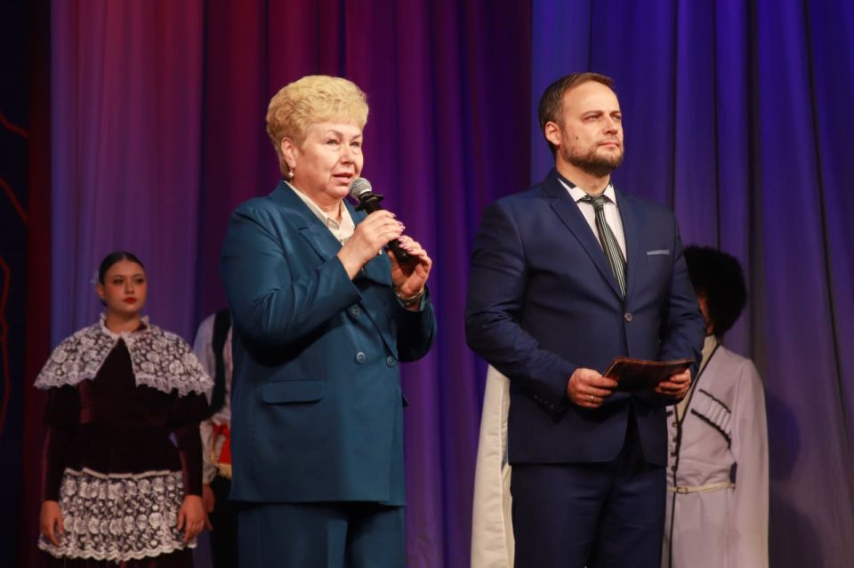 #МыВместе. Яркие национальные костюмы, аппетитные ароматы традиционных блюд, изысканное разнообразие изделий народных промыслов, зажигательные танцы и проникновенные песни, и множество встреч, рукопожатий, объятий и улыбок –... #МыВместе. Яркие национальные костюмы, аппетитные ароматы традиционных блюд, изысканное разнообразие изделий народных промыслов, зажигательные танцы и проникновенные песни, и множество встреч, рукопожатий, объятий и улыбок –...