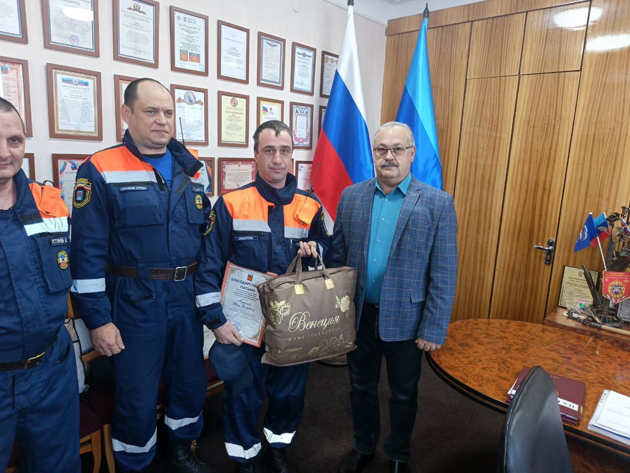 Сергей Саенко: В День народного единства встретился с нашими помощниками, представителями спасательно поисковой службы по Ростовской области — истинными патриотами, которые не остались в стороне от сложной ситуации в  округе Сергей Саенко: В День народного единства встретился с нашими помощниками, представителями спасательно поисковой службы по Ростовской области — истинными патриотами, которые не остались в стороне от сложной ситуации в  округе