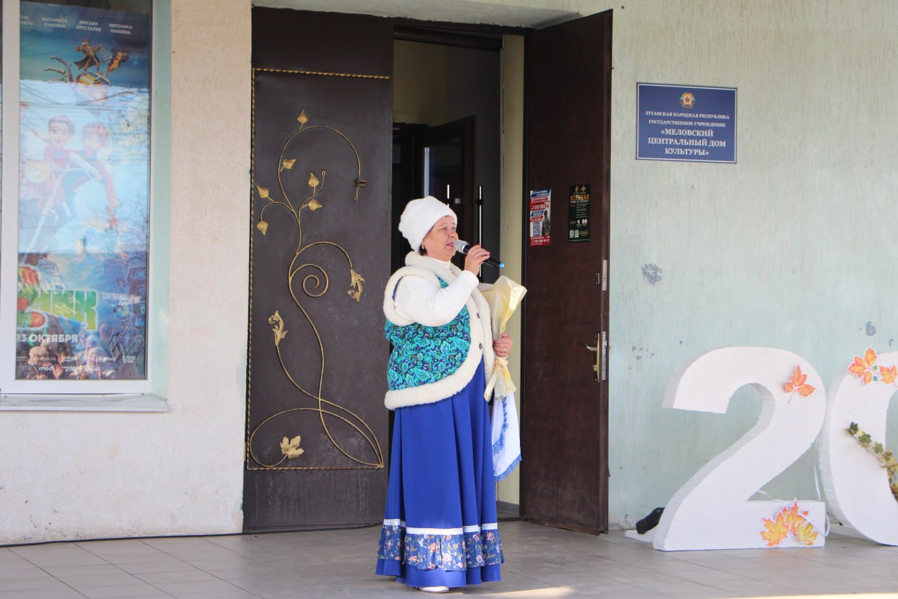 В честь Дня народного единства, у стен Дома культуры состоялся по-настоящему душевный и яркий концерт! Несмотря на осеннюю прохладу, атмосфера была теплой и праздничной, согретой улыбками и талантом наших земляков В честь Дня народного единства, у стен Дома культуры состоялся по-настоящему душевный и яркий концерт! Несмотря на осеннюю прохладу, атмосфера была теплой и праздничной, согретой улыбками и талантом наших земляков