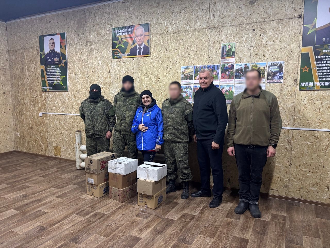 Краснодонские единороссы передали свежую выпечку военнослужащим ко Дню народного единства Краснодонские единороссы передали свежую выпечку военнослужащим ко Дню народного единства