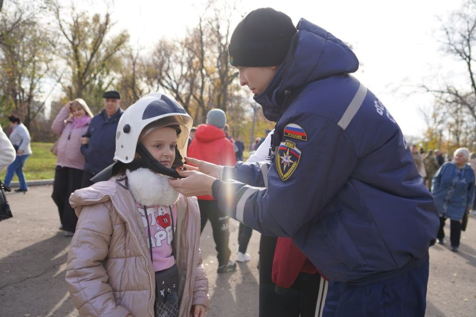 Городок безопасности: Луганск отмечает День народного единства Городок безопасности: Луганск отмечает День народного единства