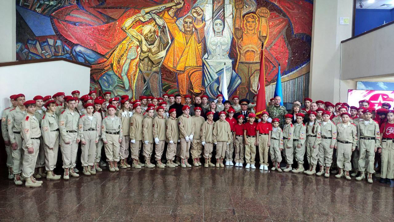 Ряды юнармейского движения пополнили 15 школьников Стаханова