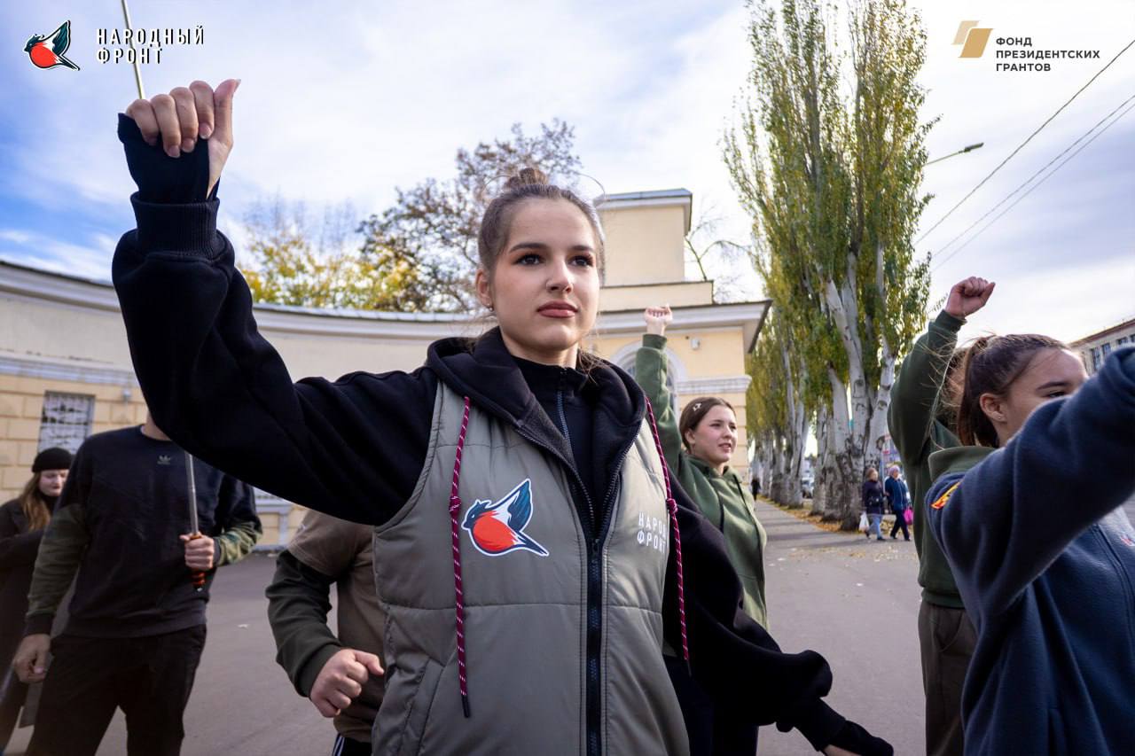 Со спортом дружим. В День народного единства молодёжка НФ присоединилась к традиционной "Русской пробежке" организованной Молодой Гвардией Единой России ЛНР Со спортом дружим. В День народного единства молодёжка НФ присоединилась к традиционной "Русской пробежке" организованной Молодой Гвардией Единой России ЛНР