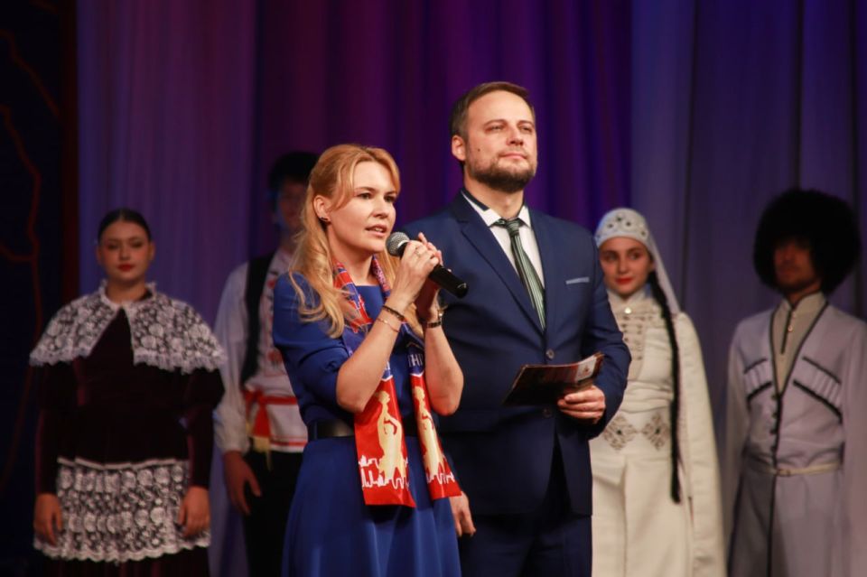 #МыВместе. Яркие национальные костюмы, аппетитные ароматы традиционных блюд, изысканное разнообразие изделий народных промыслов, зажигательные танцы и проникновенные песни, и множество встреч, рукопожатий, объятий и улыбок –... #МыВместе. Яркие национальные костюмы, аппетитные ароматы традиционных блюд, изысканное разнообразие изделий народных промыслов, зажигательные танцы и проникновенные песни, и множество встреч, рукопожатий, объятий и улыбок –...