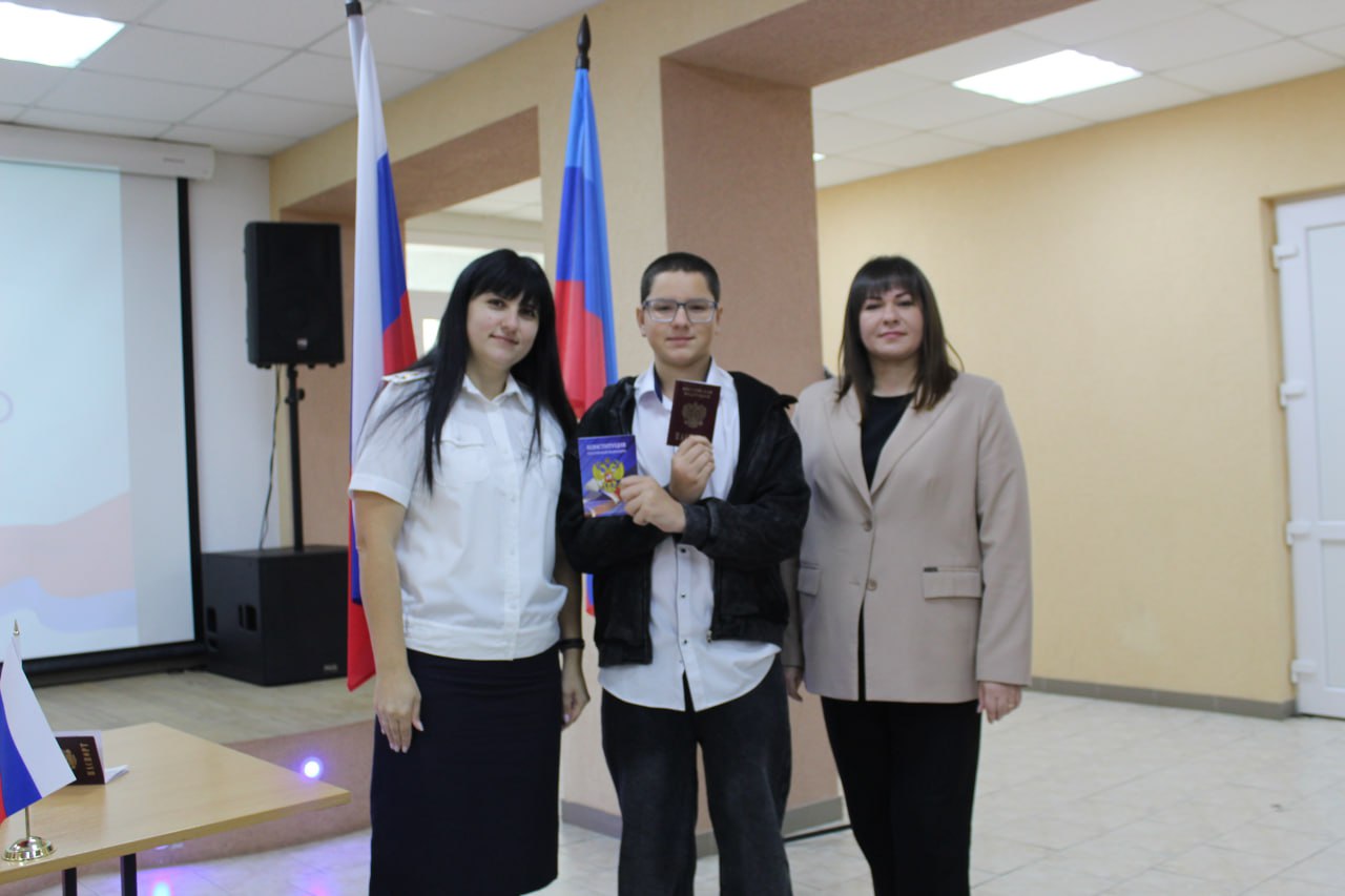 Виталий Коваленко: Сегодня, в один из главных государственных праздников День народного единства, заместитель Главы администрации Наталья Добрицкая приняла участие в церемонии торжественного вручения паспортов 14-летним... Виталий Коваленко: Сегодня, в один из главных государственных праздников День народного единства, заместитель Главы администрации Наталья Добрицкая приняла участие в церемонии торжественного вручения паспортов 14-летним...