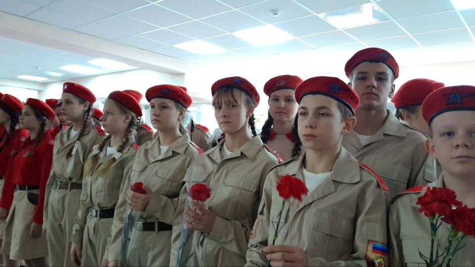Ряды юнармейского движения пополнили 15 школьников Стаханова Ряды юнармейского движения пополнили 15 школьников Стаханова