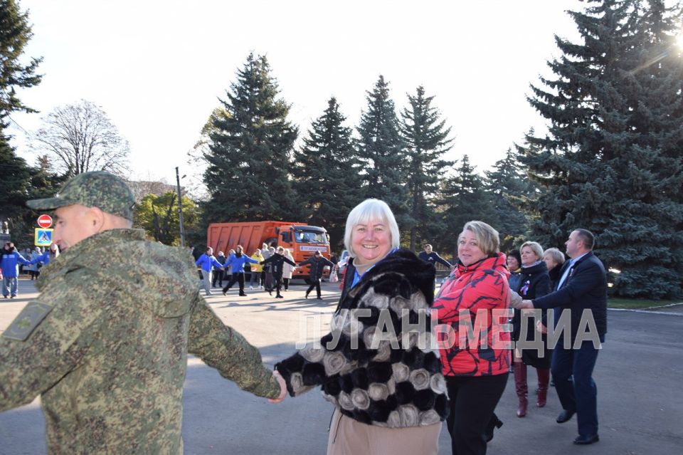 В Славяносербске состоялся митинг «В единстве народа – великая сила» В Славяносербске состоялся митинг «В единстве народа – великая сила»