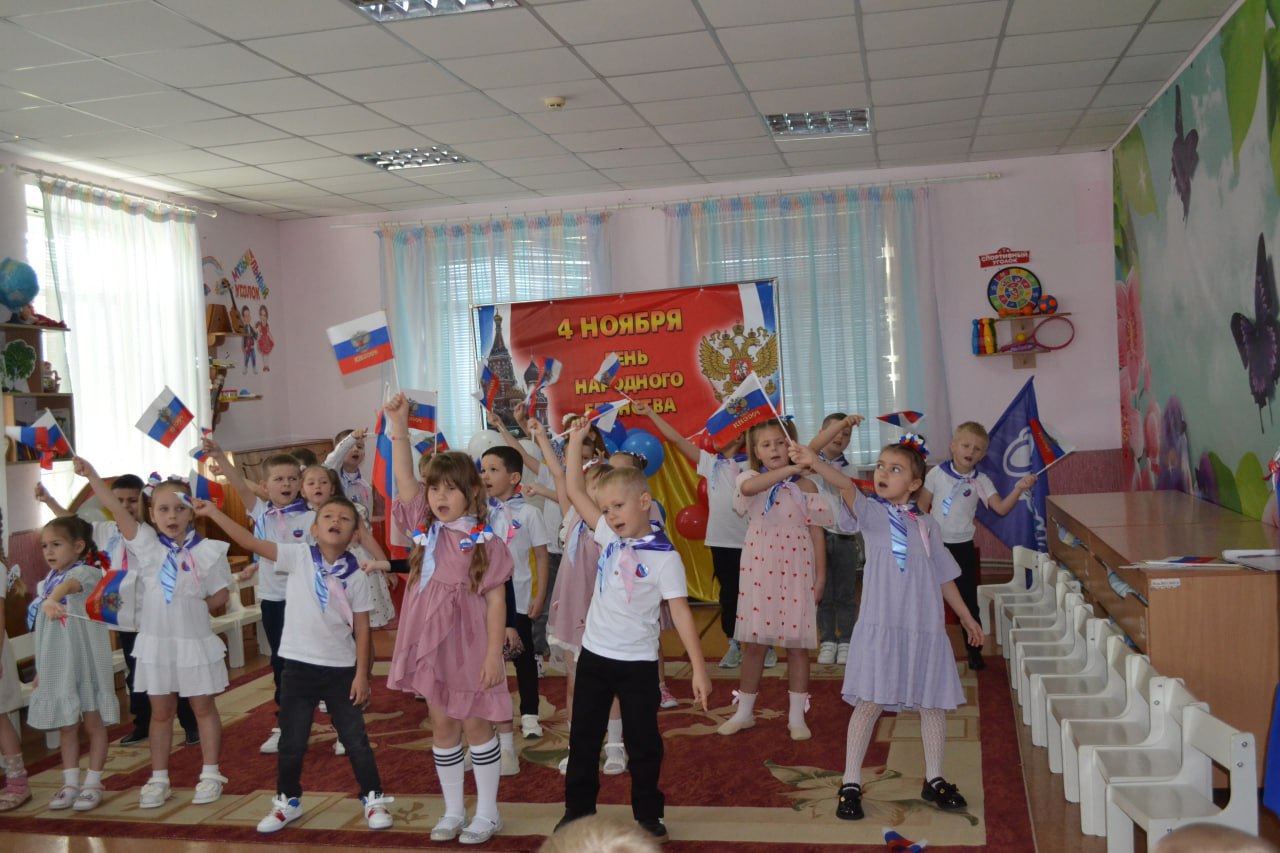 Жители ЛНР отметили День народного единства флешмобами и праздничными акциями Жители ЛНР отметили День народного единства флешмобами и праздничными акциями