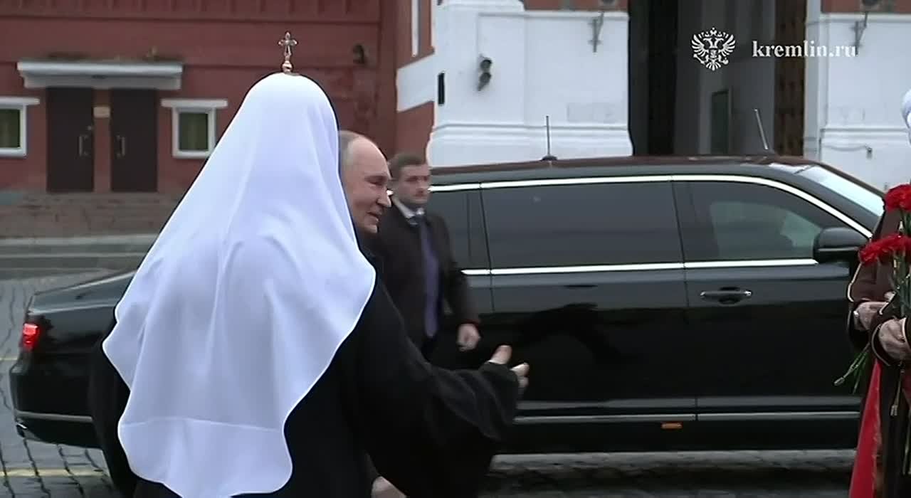 Президент России Владимир Путин в День народного единства пообщался на Красной площади с детьми участников СВО и возложил цветы к памятнику Кузьме Минину и Дмитрию Пожарскому