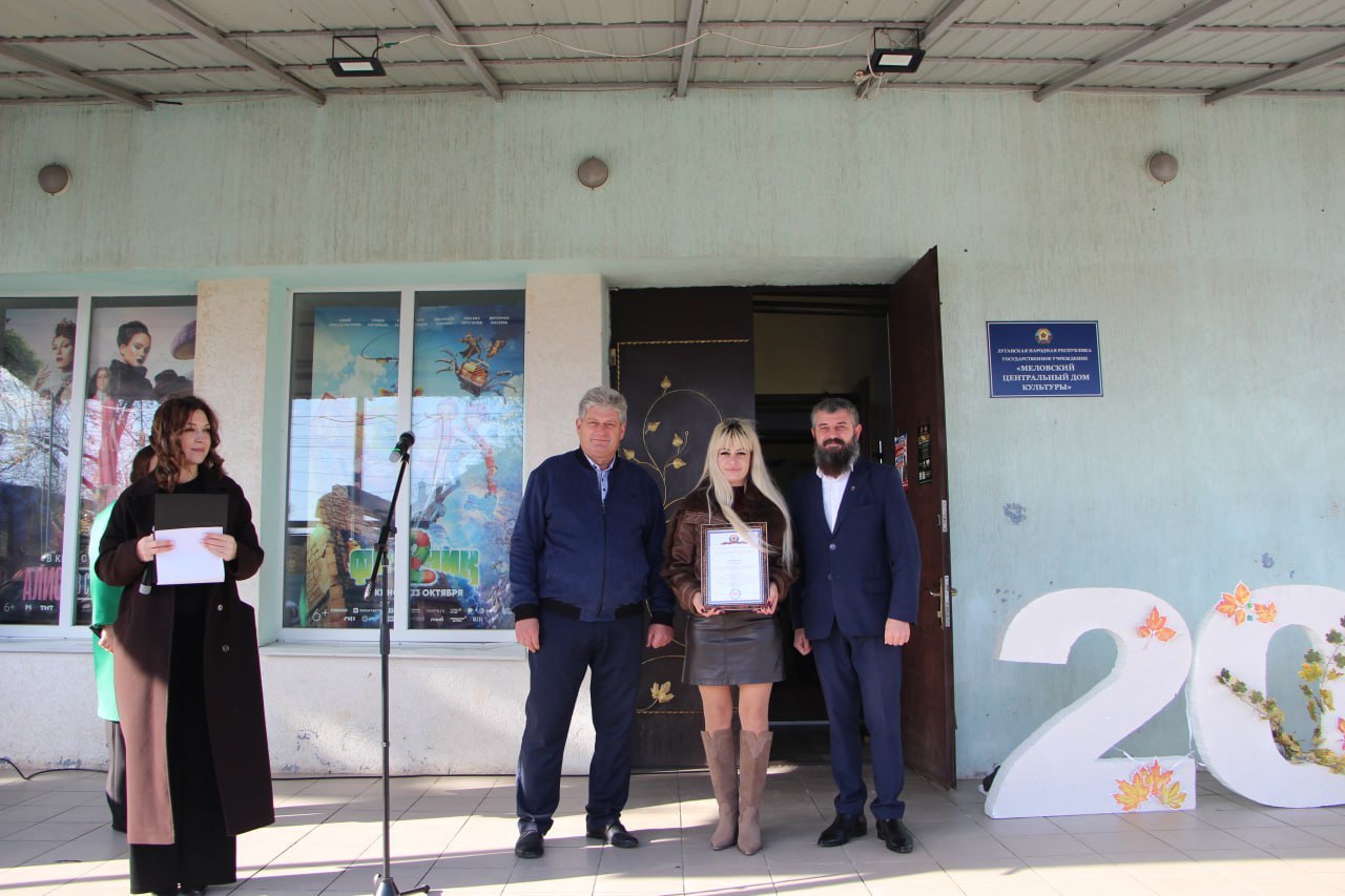 В честь Дня народного единства, у стен Дома культуры состоялся по-настоящему душевный и яркий концерт! Несмотря на осеннюю прохладу, атмосфера была теплой и праздничной, согретой улыбками и талантом наших земляков В честь Дня народного единства, у стен Дома культуры состоялся по-настоящему душевный и яркий концерт! Несмотря на осеннюю прохладу, атмосфера была теплой и праздничной, согретой улыбками и талантом наших земляков