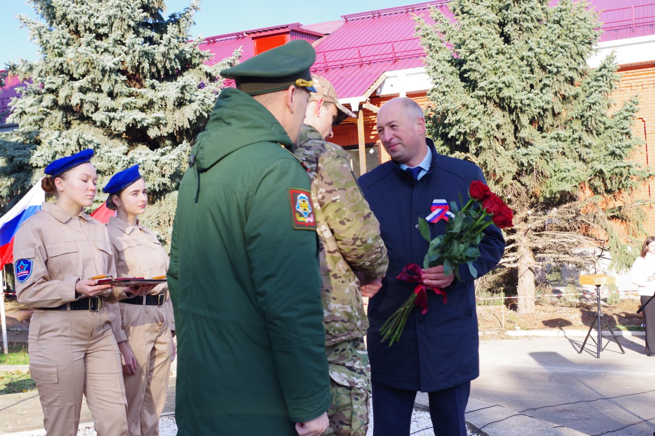 В Славяносербске отметили День народного единства торжественным митингом В Славяносербске отметили День народного единства торжественным митингом