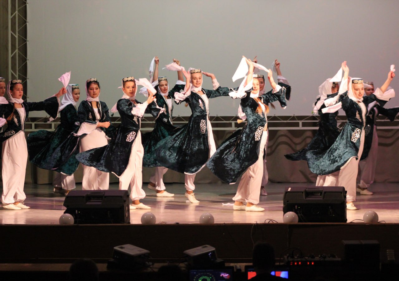 В Краснодонском городском Дворце культуры имени «Молодой гвардии» состоялся замечательный концерт, посвященный Дню народного единства, который собрал множество зрителей и стал настоящим праздником для всех В Краснодонском городском Дворце культуры имени «Молодой гвардии» состоялся замечательный концерт, посвященный Дню народного единства, который собрал множество зрителей и стал настоящим праздником для всех