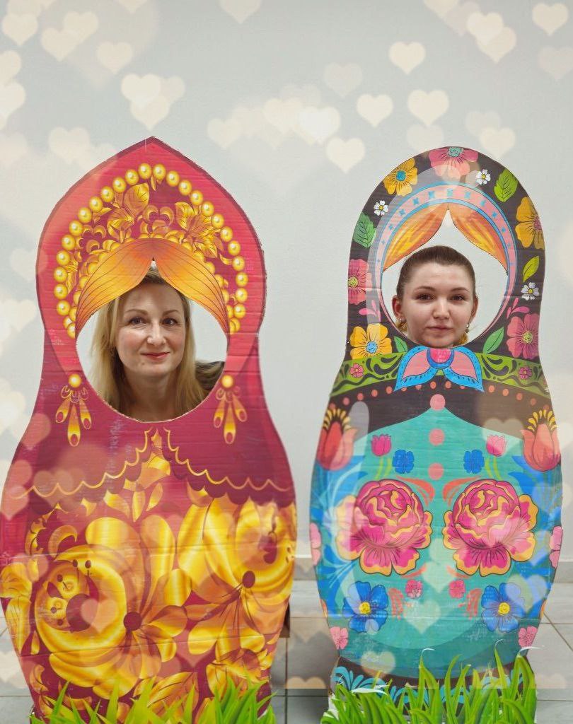 В единстве — наша сила. В Управлении Росреестра прошла акция «Русская матрёшка» В преддверии Дня народного единства холл ведомства преобразился! Здесь разместились яркие красавицы - русские матрёшки