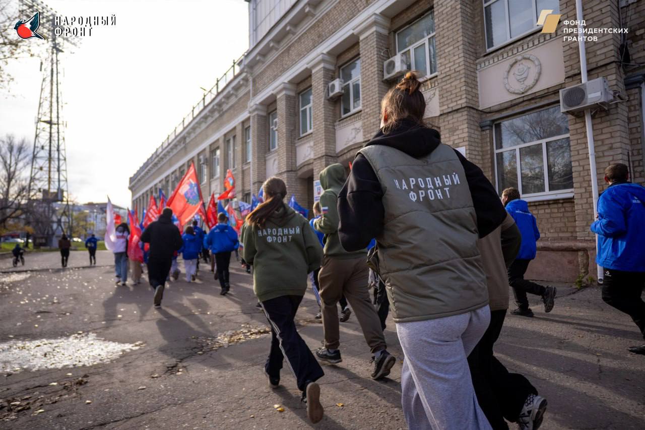 Со спортом дружим. В День народного единства молодёжка НФ присоединилась к традиционной "Русской пробежке" организованной Молодой Гвардией Единой России ЛНР Со спортом дружим. В День народного единства молодёжка НФ присоединилась к традиционной "Русской пробежке" организованной Молодой Гвардией Единой России ЛНР
