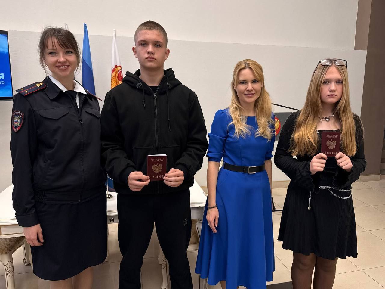 В Северодонецке ко Дню народного единства Дарья Лантратова и единороссы высадили "Аллею дружбы" и вручили паспорта детям В Северодонецке ко Дню народного единства Дарья Лантратова и единороссы высадили "Аллею дружбы" и вручили паспорта детям