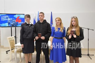 Сенатор Совета Федерации от ЛНР Дарья Лантратова посетила Северодонецк для вручения первых паспортов молодым гражданам