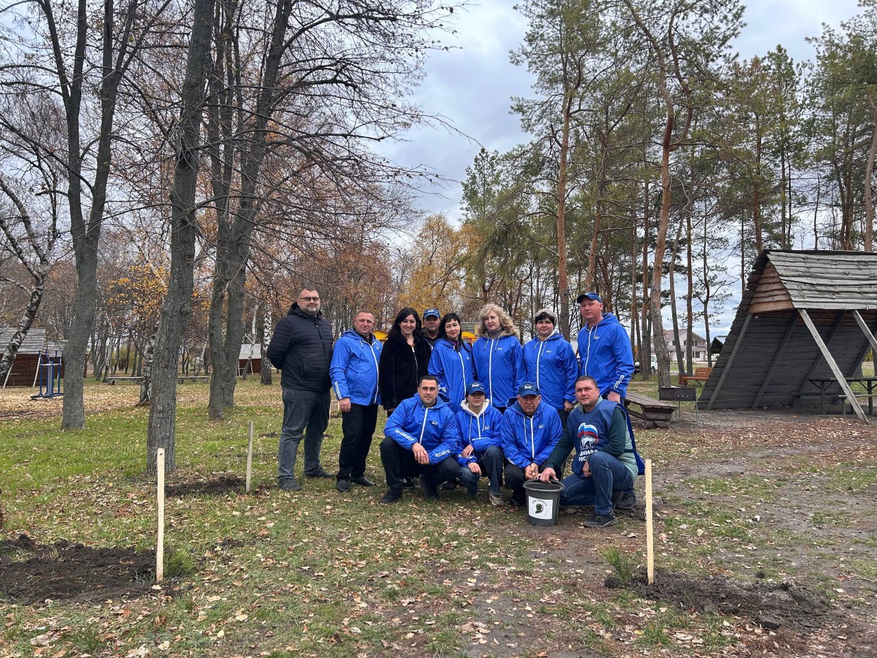 К празднику по всей республике единороссы высадили «Аллеи единства» К празднику по всей республике единороссы высадили «Аллеи единства»