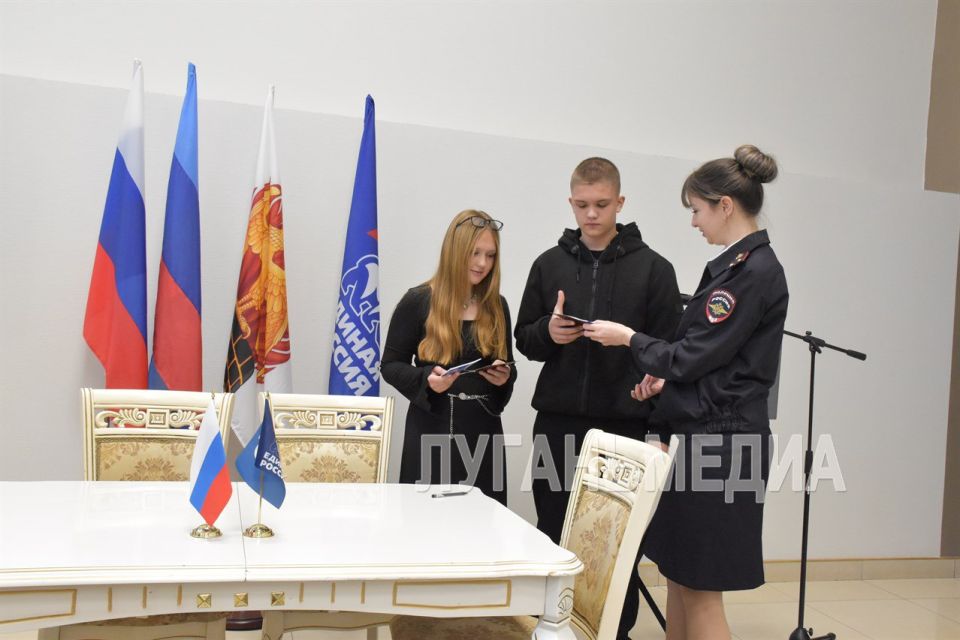 Сенатор Совета Федерации от ЛНР Дарья Лантратова посетила Северодонецк для вручения первых паспортов молодым гражданам Сенатор Совета Федерации от ЛНР Дарья Лантратова посетила Северодонецк для вручения первых паспортов молодым гражданам