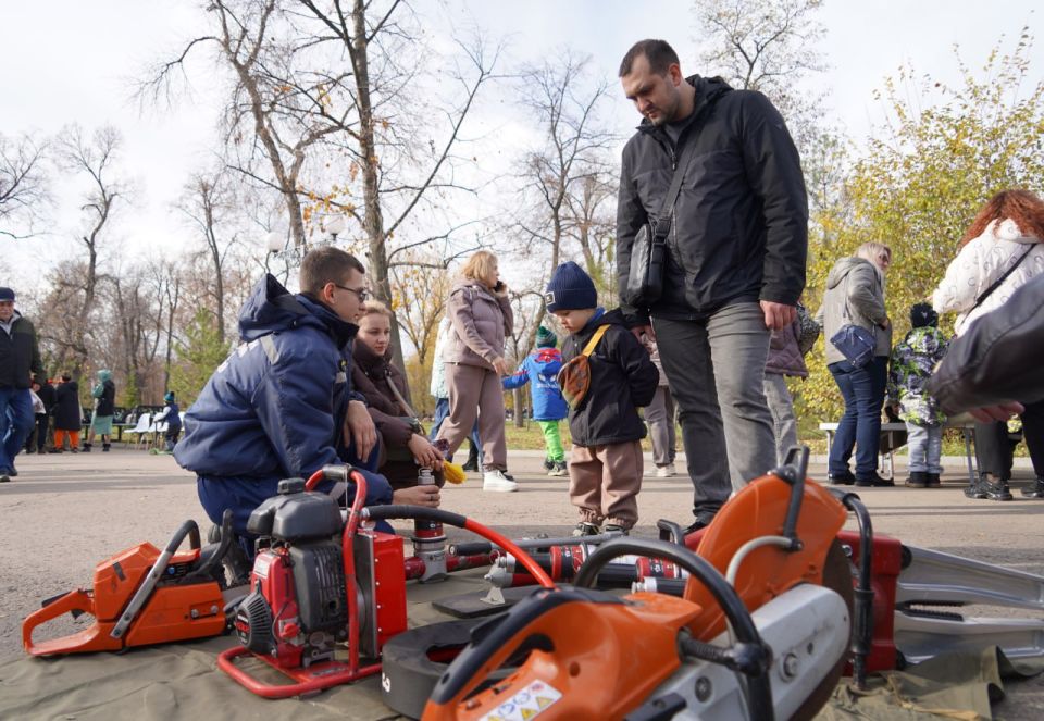 Городок безопасности: Луганск отмечает День народного единства Городок безопасности: Луганск отмечает День народного единства