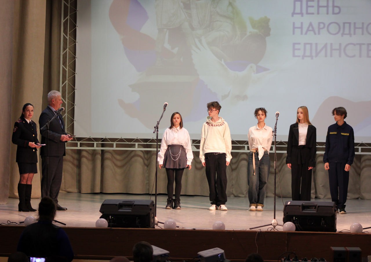 Сергей Козенко: В День народного единства принял участие в торжественном мероприятии «В дружбе народов – единство России!», которое состоялось в зале Краснодонского городского Дворца культуры имени «Молодой гвардии», где... Сергей Козенко: В День народного единства принял участие в торжественном мероприятии «В дружбе народов – единство России!», которое состоялось в зале Краснодонского городского Дворца культуры имени «Молодой гвардии», где...