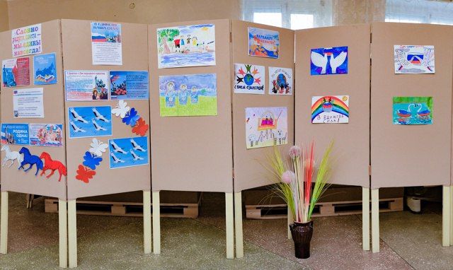 К государственному празднику Дню народного единства, который отмечается 4 ноября, обучающиеся отдела изобразительного искусства МБУ ДО РДШИ приняли участие в школьной акции «Словно радуги цвета – мы едины навсегда!» К государственному празднику Дню народного единства, который отмечается 4 ноября, обучающиеся отдела изобразительного искусства МБУ ДО РДШИ приняли участие в школьной акции «Словно радуги цвета – мы едины навсегда!»