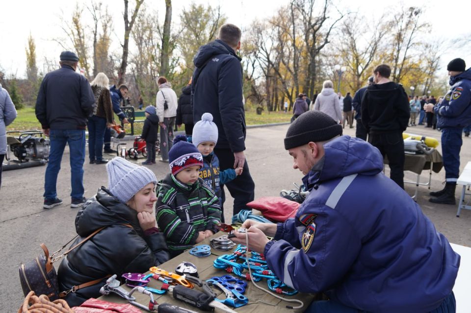 Городок безопасности: Луганск отмечает День народного единства Городок безопасности: Луганск отмечает День народного единства