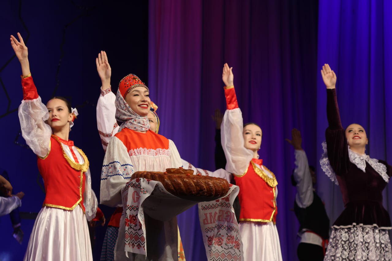 Сегодня в Луганском академическом русском драматическом театре им. П. Луспекаева состоялось масштабное праздничное мероприятие #МыВместе, посвященное Дню народного единства Сегодня в Луганском академическом русском драматическом театре им. П. Луспекаева состоялось масштабное праздничное мероприятие #МыВместе, посвященное Дню народного единства