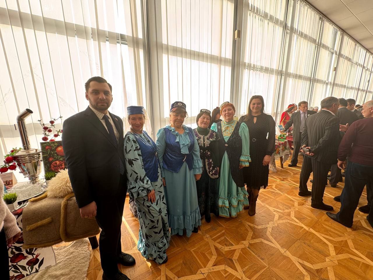 Галина Дуброва: Сегодня, в День народного единства, с коллегами-депутатами Юрием Рагулиным и Юрием Юровым посетили выставку и презентацию подворий национально-культурных обществ республики "#МЫВМЕСТЕ", которая проходила в... Галина Дуброва: Сегодня, в День народного единства, с коллегами-депутатами Юрием Рагулиным и Юрием Юровым посетили выставку и презентацию подворий национально-культурных обществ республики "#МЫВМЕСТЕ", которая проходила в...